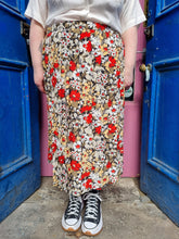Load image into Gallery viewer, Red Daisy Print Skirt
